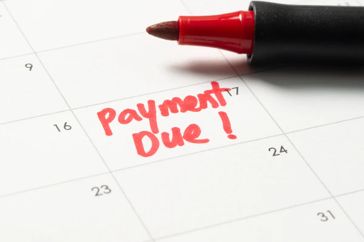 Kalender met 'Payment Due' geschreven in rode inkt — symbool voor een vervallen factuur